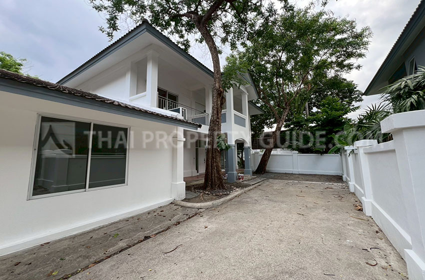 House with Private Pool in Nichada Thani 
