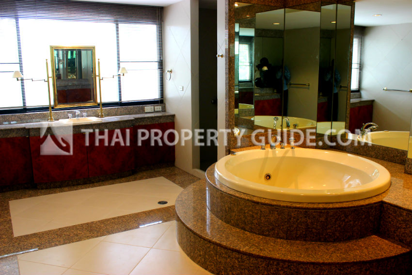 House with Private Pool in Nichada Thani 