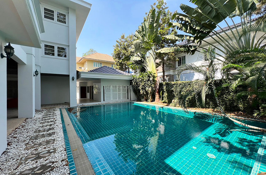 House with Private Pool in New Petchburi 