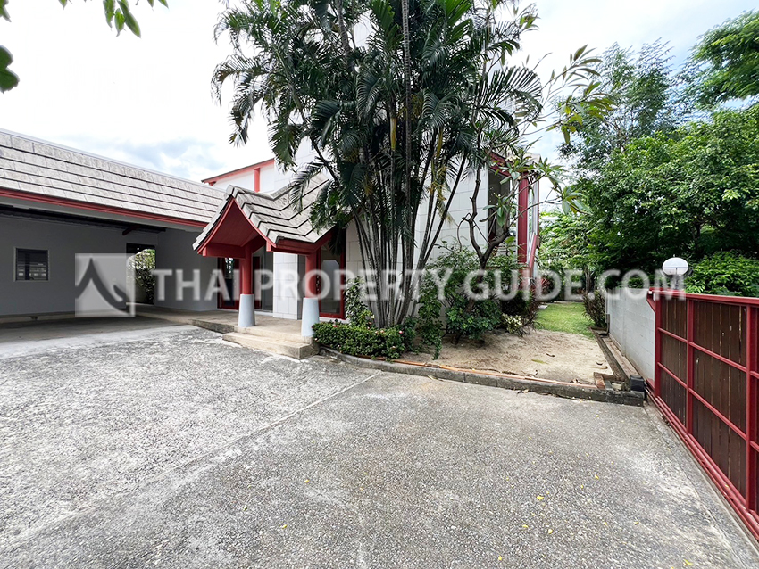 House with Private Pool in New Petchburi 