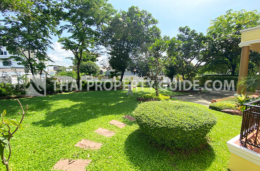 House with Private Pool in New Petchburi 