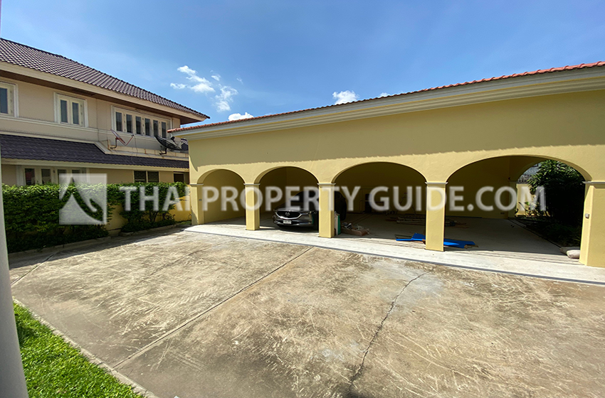 House with Private Pool in New Petchburi 