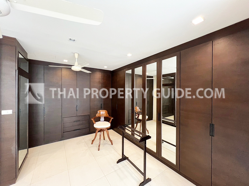 House with Private Pool in New Petchburi 