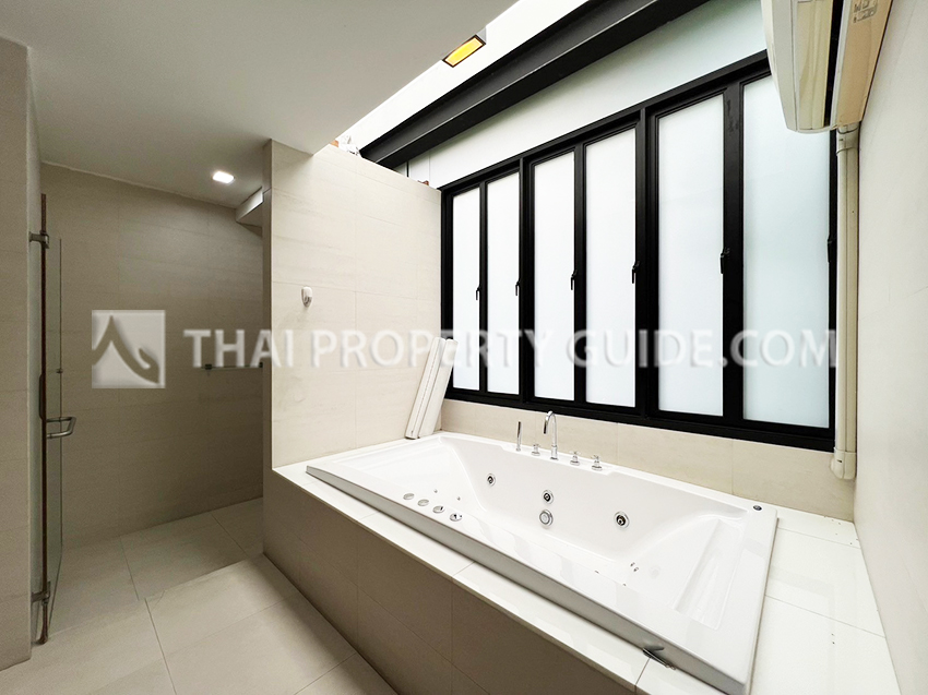 House with Private Pool in New Petchburi 