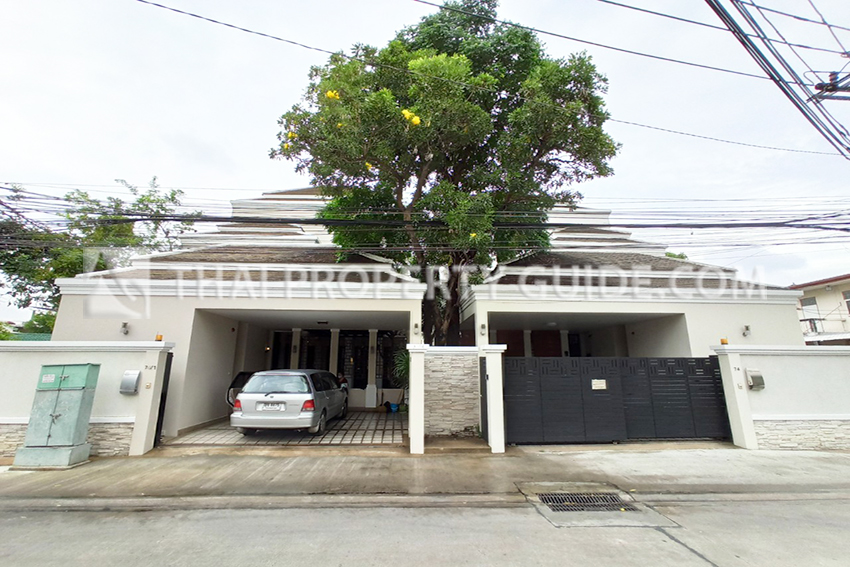 House with Private Pool for rent in Phaholyothin