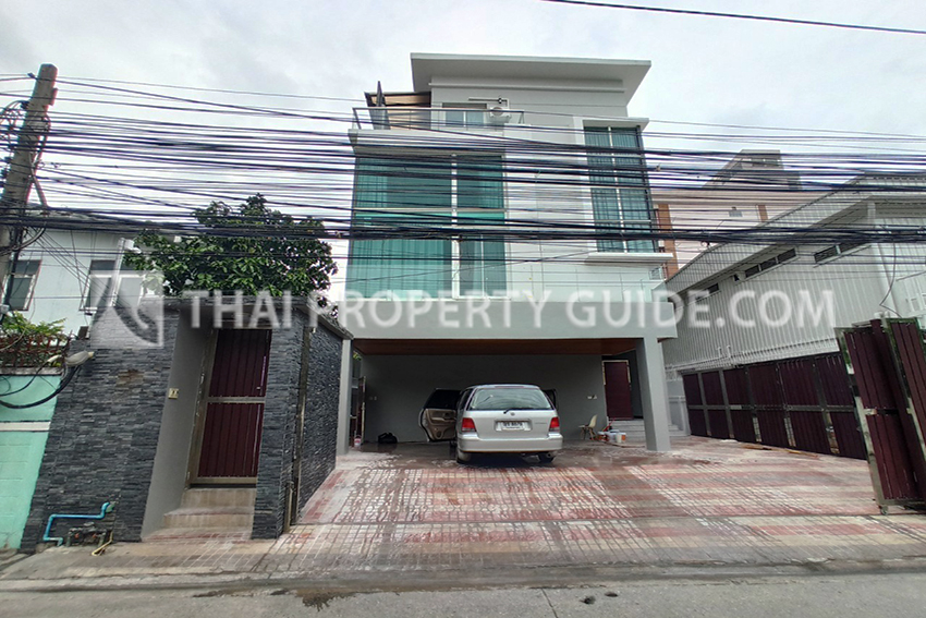 House with Private Pool for rent in Phaholyothin