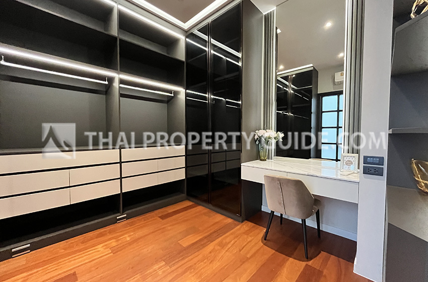 House with Private Pool in Pattanakarn 