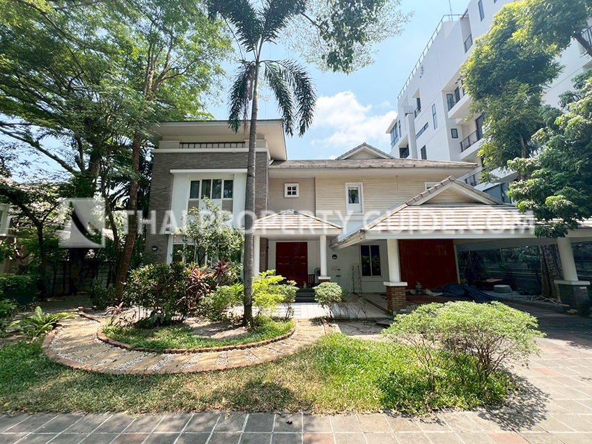 House with Private Pool in Sukhumvit 