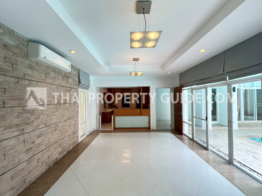House with Private Pool in Sukhumvit 