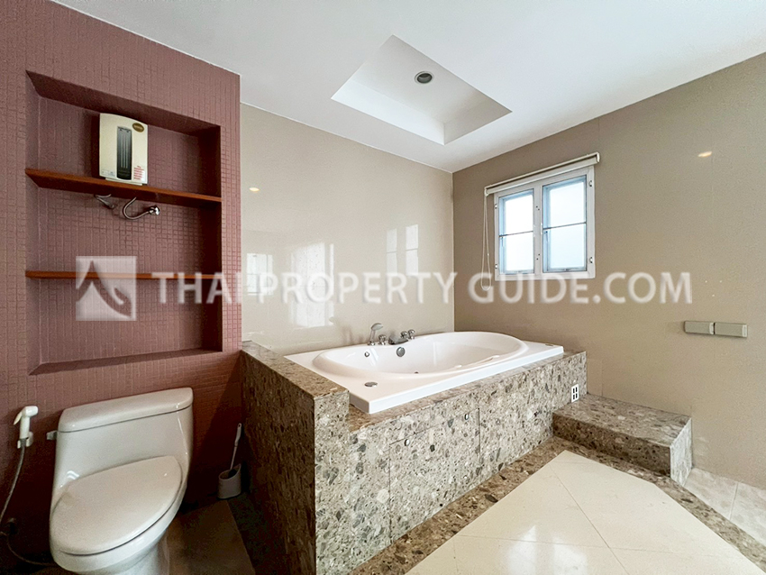 House with Private Pool in Sukhumvit 
