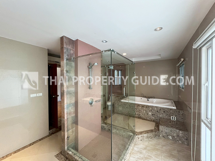 House with Private Pool in Sukhumvit 