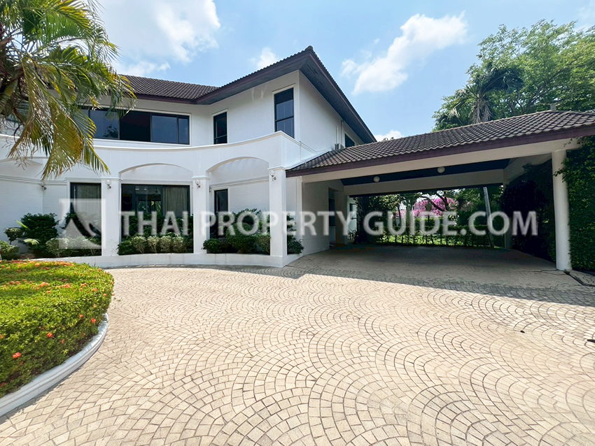 House with Private Pool in Sukhumvit : Panya Village On-Nut 