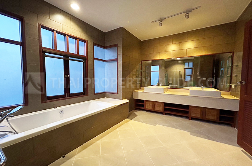 House with Private Pool in Sukhumvit 