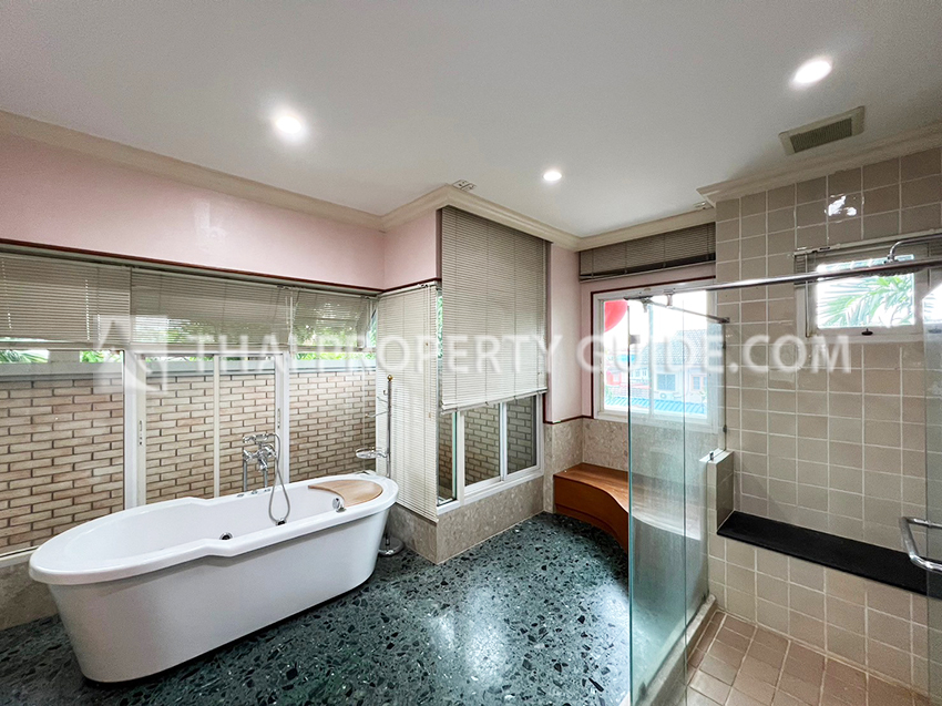 House with Private Pool in Sukhumvit 