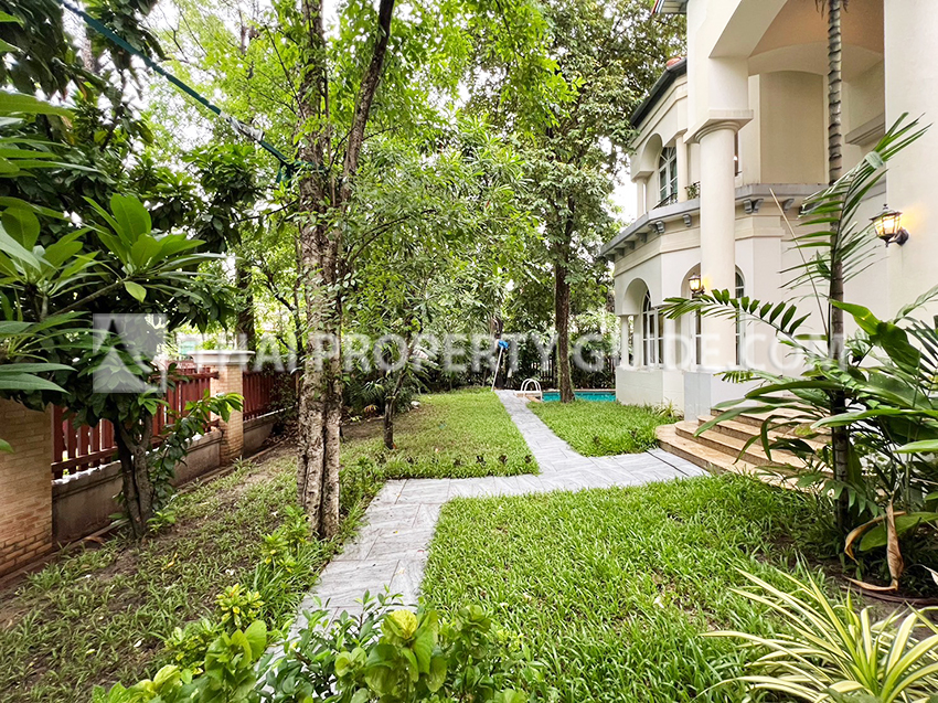 House with Private Pool in Sukhumvit 