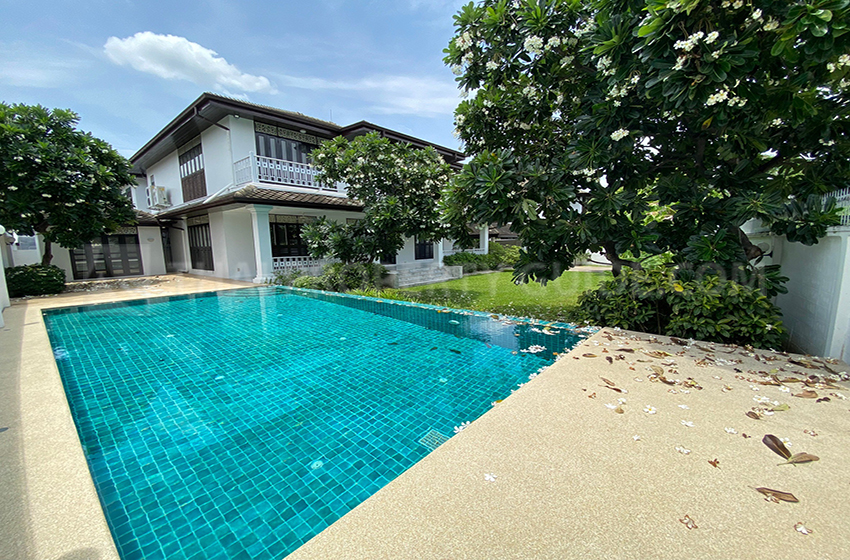 House with Private Pool in Sukhumvit 