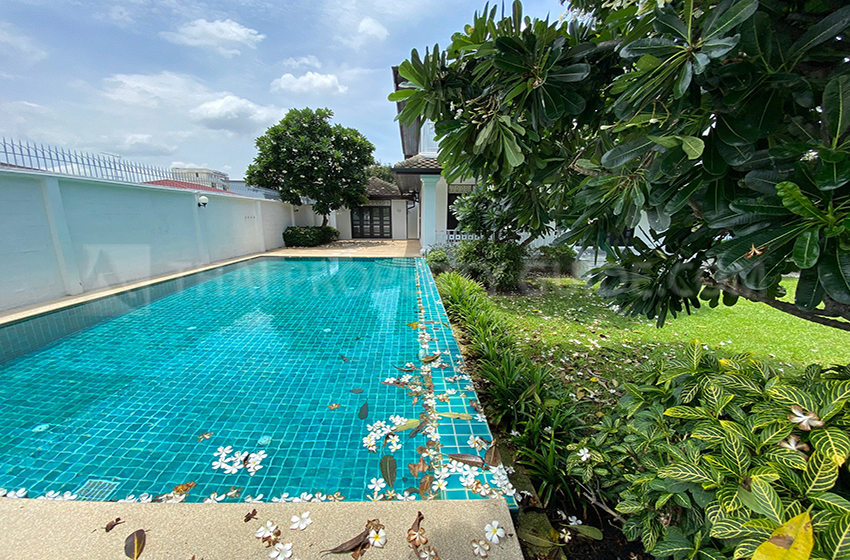 House with Private Pool in Sukhumvit 