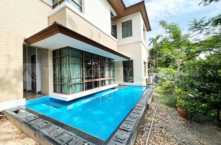 House with Private Pool in Sukhumvit 