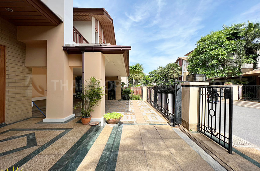 House with Private Pool in Sukhumvit 