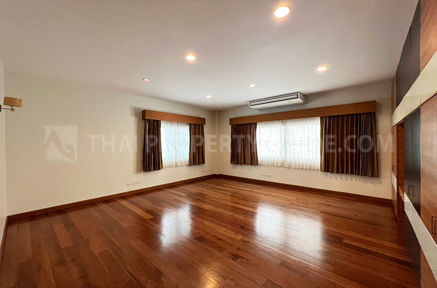 House with Private Pool in Sukhumvit 