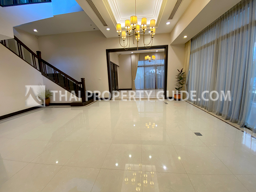 House with Private Pool in Sukhumvit 