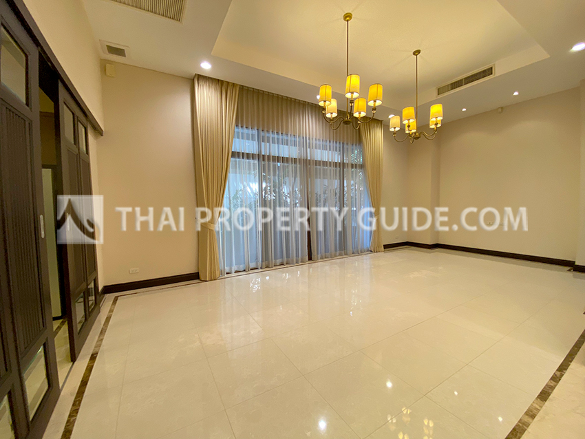 House with Private Pool in Sukhumvit 