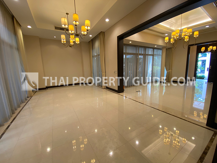 House with Private Pool in Sukhumvit 