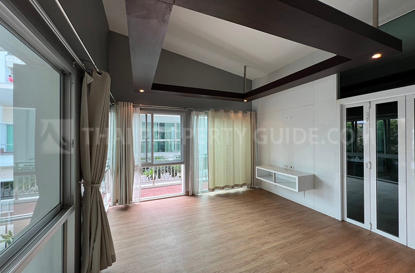 House with Private Pool in Sukhumvit 