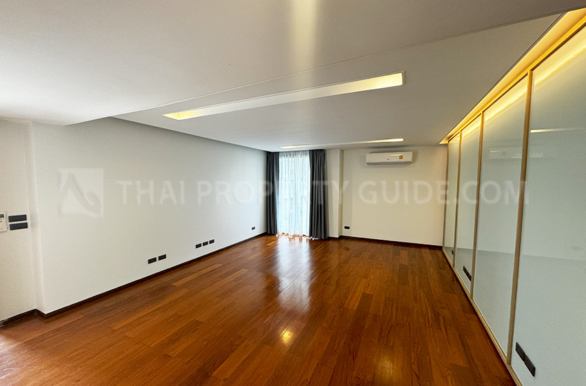 House with Private Pool in Sukhumvit 