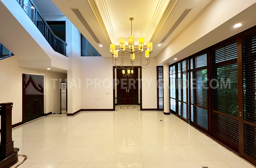 House with Private Pool in Sukhumvit 