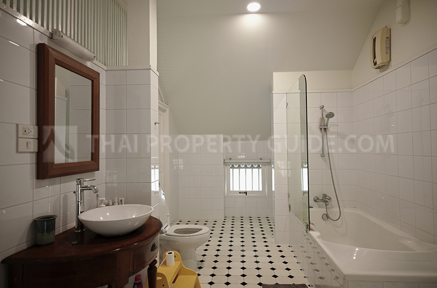 House with Private Pool in Sukhumvit 