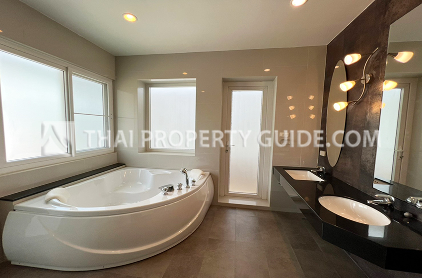 House with Private Pool in Sukhumvit 