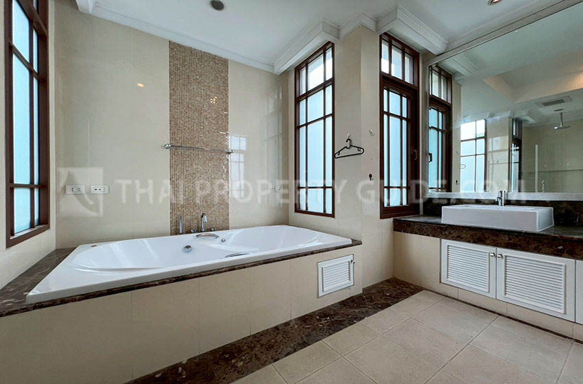 House with Private Pool in Sukhumvit 