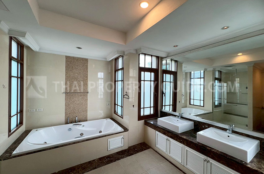House with Private Pool in Sukhumvit 