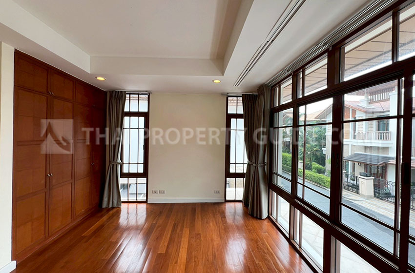 House with Private Pool in Sukhumvit 
