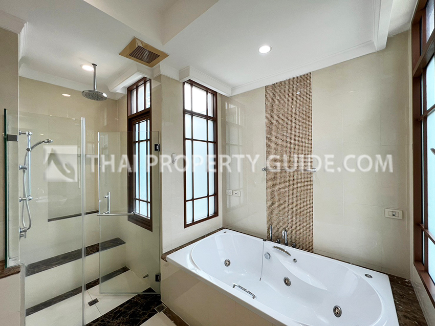 House with Private Pool in Sukhumvit 