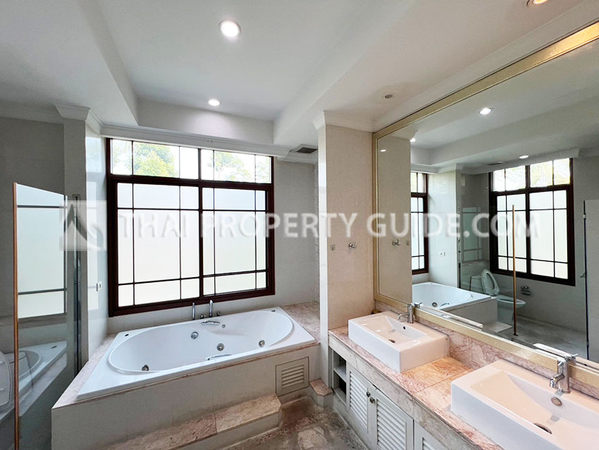 House with Private Pool in Sukhumvit 