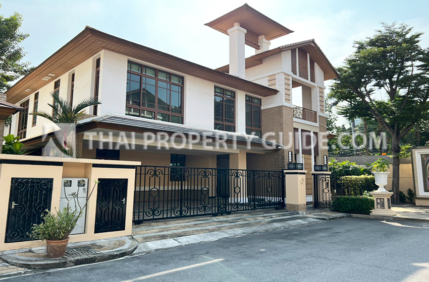 House with Private Pool in Sukhumvit 