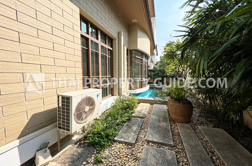 House with Private Pool in Sukhumvit 