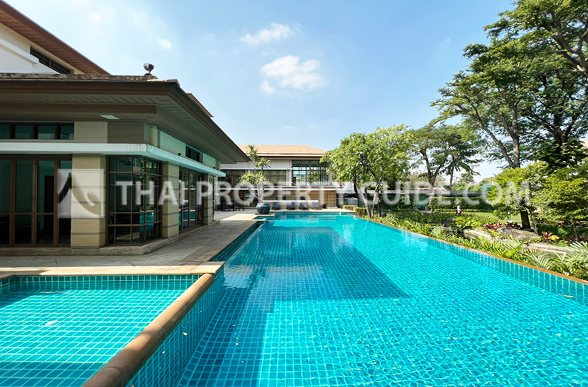 House with Private Pool in Sukhumvit 