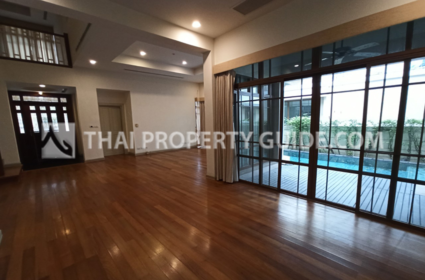 House with Private Pool in Sukhumvit 