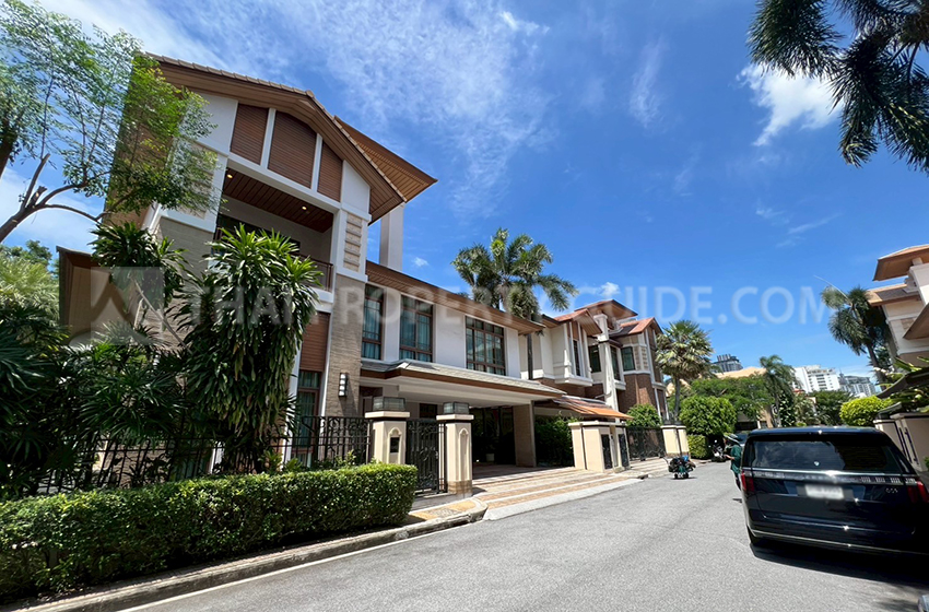 House with Private Pool in Sukhumvit 