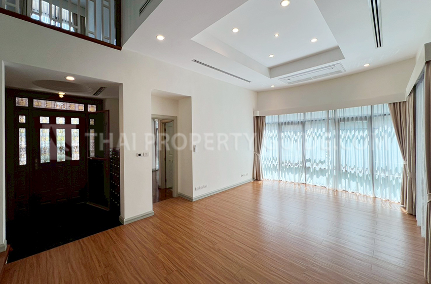 House with Private Pool in Sukhumvit 