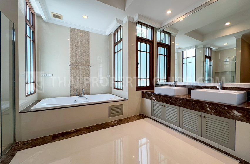 House with Private Pool in Sukhumvit 