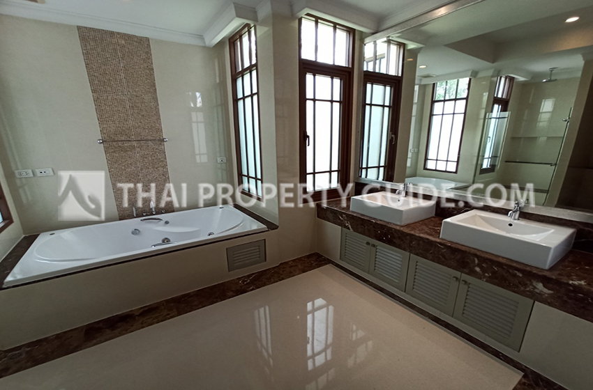 House with Private Pool in Sukhumvit 