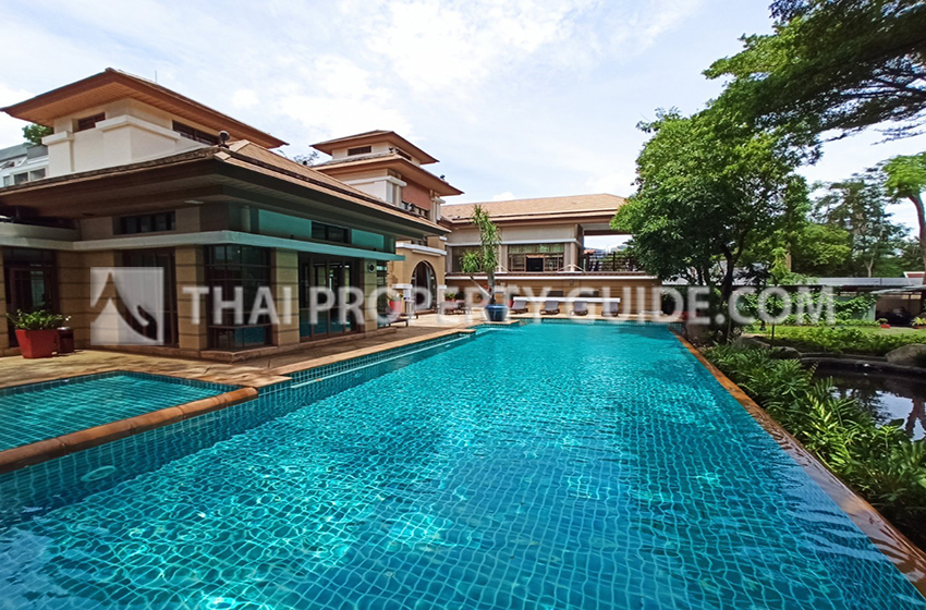 House with Private Pool in Sukhumvit 