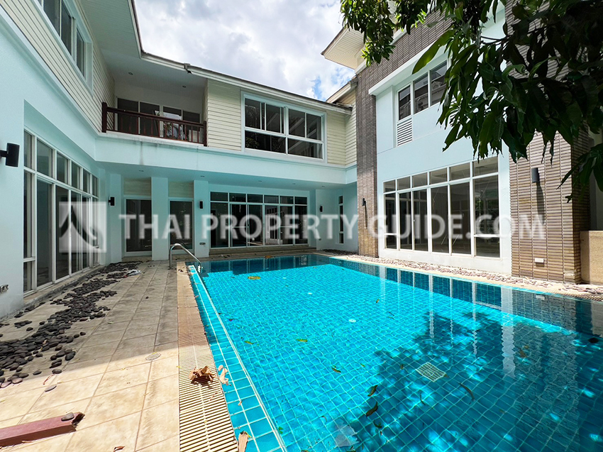 House with Private Pool in Sukhumvit 