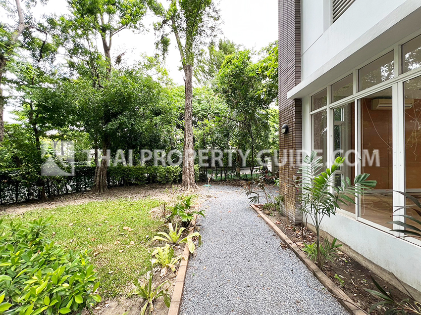 House with Private Pool in Sukhumvit 