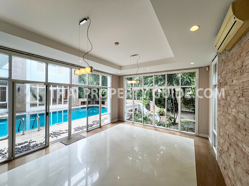 House with Private Pool in Sukhumvit 