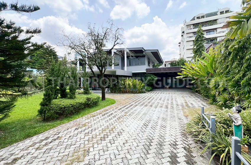 House with Private Pool in Sukhumvit 